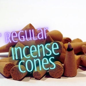 Puede incluir: Un mont&oacute;n de conos de incienso marrones, de aproximadamente 2,5 cm de altura, con el texto "1" Regular Incense Cones" superpuesto. Los conos tienen una superficie texturizada y est&aacute;n sobre un fondo blanco.