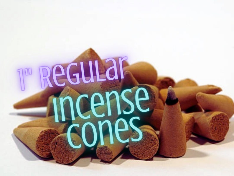 Puede incluir: Un mont&oacute;n de conos de incienso marrones, de aproximadamente 2,5 cm de altura, con el texto "1" Regular Incense Cones" superpuesto. Los conos tienen una superficie texturizada y est&aacute;n sobre un fondo blanco.