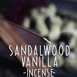 Puede incluir: Un palito de incienso de s&aacute;ndalo y vainilla encendido con humo, sobre un fondo borroso de tonos verdes y oscuros. El texto "SANDALWOOD VANILLA -INCENSE-" est&aacute; superpuesto a la imagen.