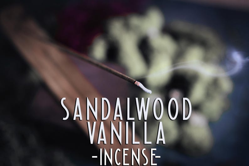 Puede incluir: Un palito de incienso de s&aacute;ndalo y vainilla encendido con humo, sobre un fondo borroso de tonos verdes y oscuros. El texto "SANDALWOOD VANILLA -INCENSE-" est&aacute; superpuesto a la imagen.