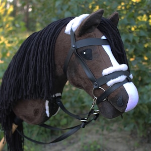 Hobby horse A3 BRAVE with bridle, martingale and reins stickhorse steckenpferd hobbyhorse käpphäst keppihevonen