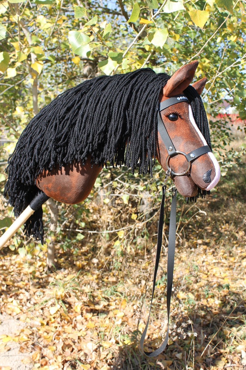 BEJOY Caballo De Juguete Con Cabestro Y Brida – 70 Cm, Peluche Suave, Palo De Madera, Para Niños Desde 3 Años