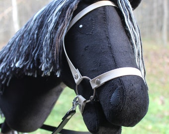 Cheval de loisir A3 FRANK frison avec bride et rênes pas cher stickhorse stekenpferd