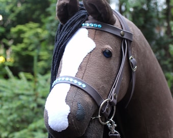 Cheval de loisir aux yeux bleus avec bride et rênes stickhorse steckenpferd cheval de loisir käpphäst keppihevonen