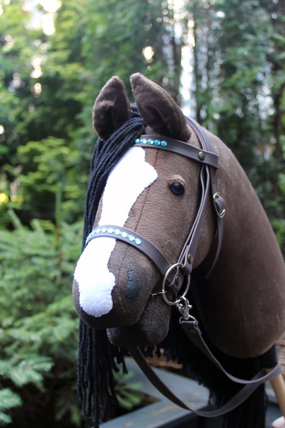 Cavallo da hobby dagli occhi azzurri con briglia e redini stickhorse  steckenpferd hobbyhorse käpphäst keppihevonen -  Italia