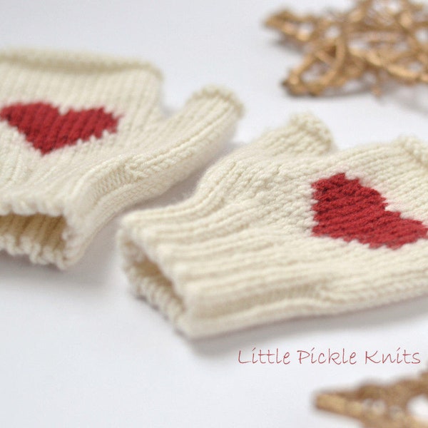 CHRISTMAS HEART knitting pattern - girls fingerless mittens - Heart 1-9 years