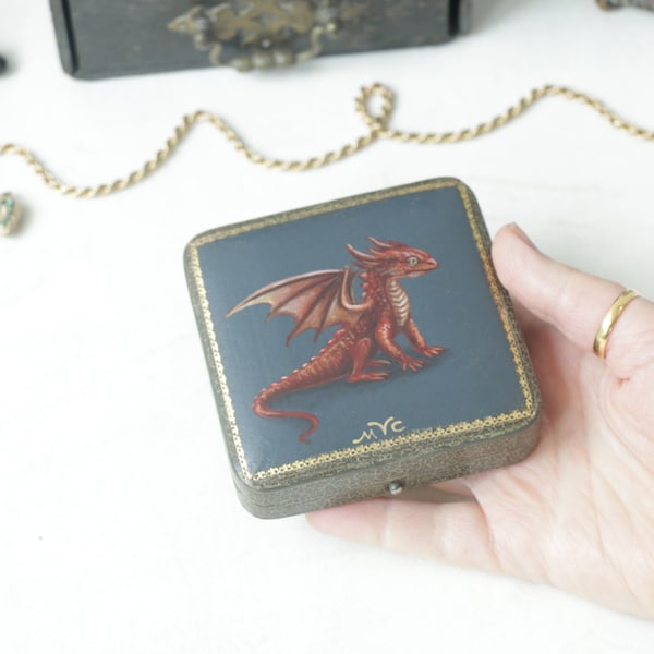 Dragon - Boîte à bijoux ancienne peinte par Irene Owens