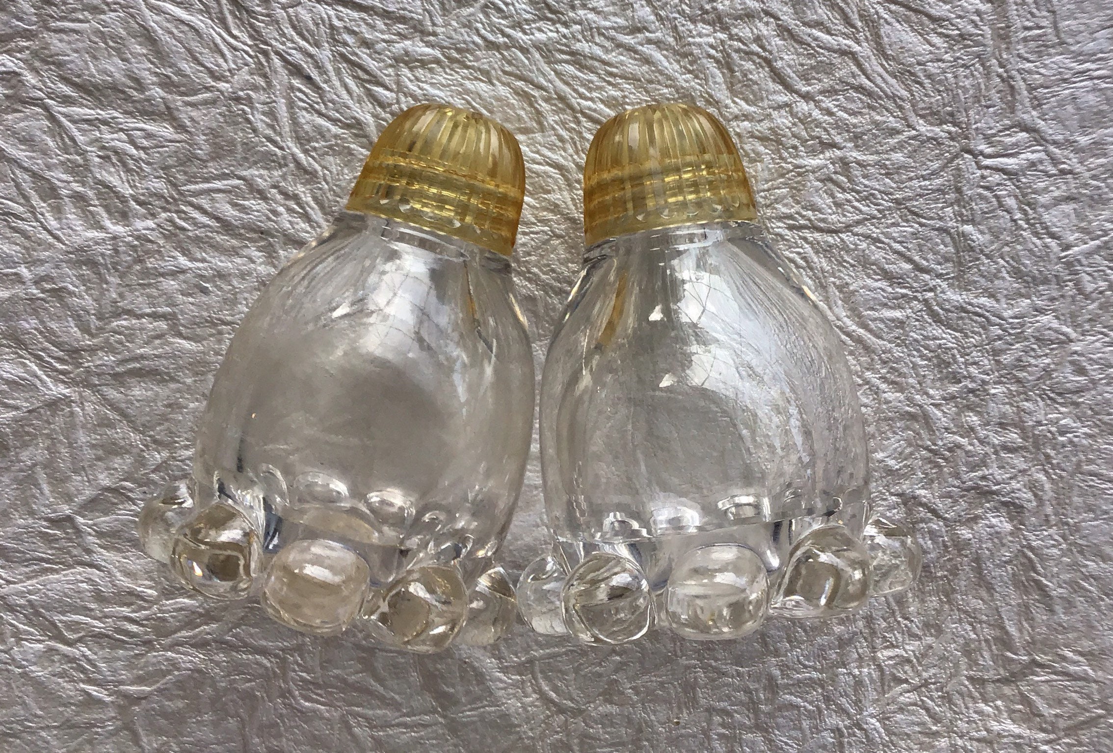 Bubble bottom salt and pepper shakers Bubble bottom salt and pepper shakers