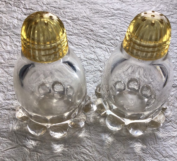 Bubble bottom salt and pepper shakers Bubble bottom salt and pepper shakers