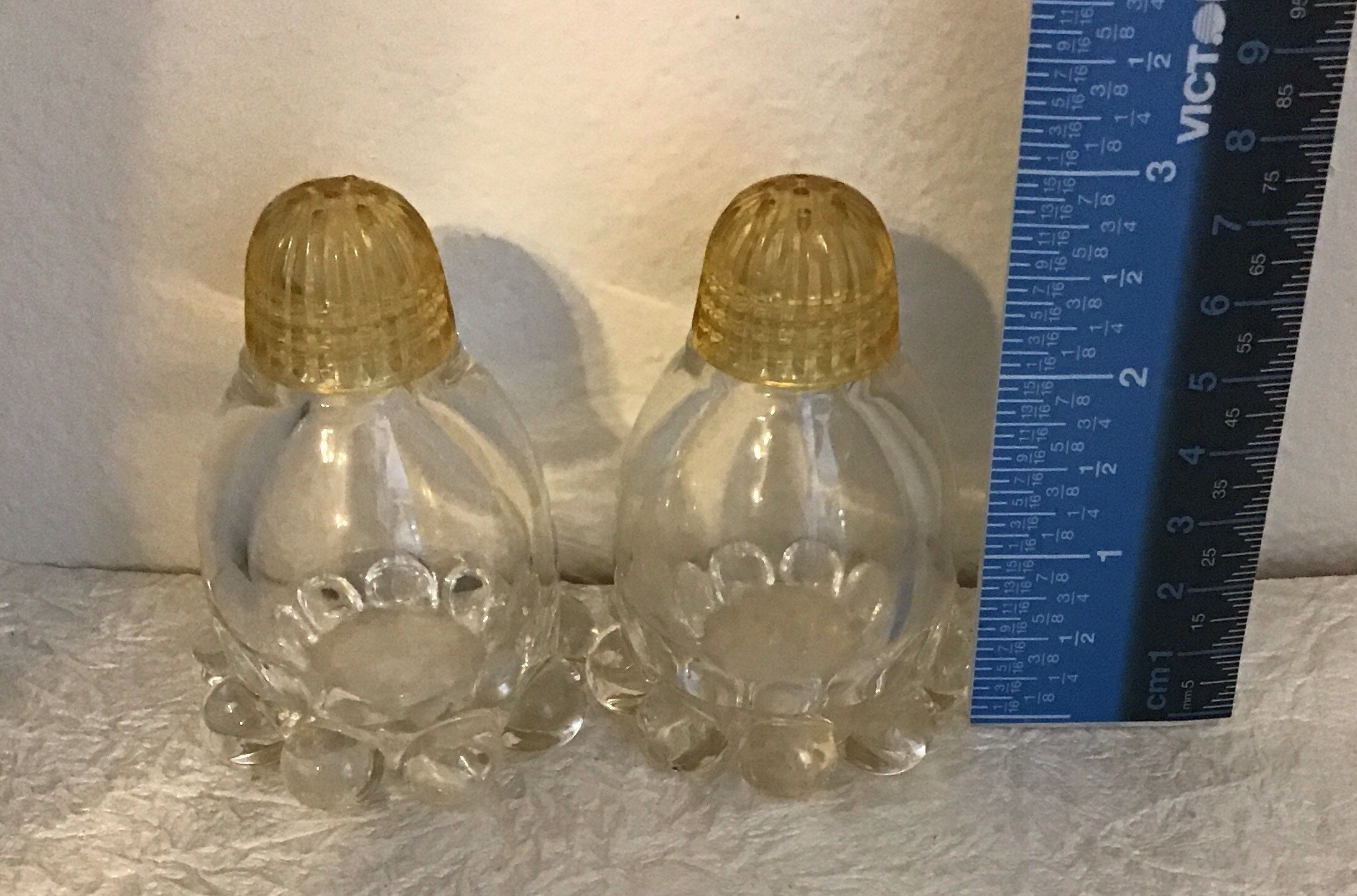 Bubble bottom salt and pepper shakers Bubble bottom salt and pepper shakers