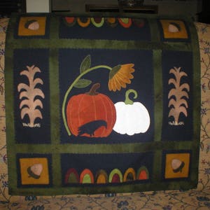 Apliques de lana e-Pattern pdf COLCHA DE COSECHA DE OTOÑO Alfombra Penny Colgante de pared Calabazas Cuervo Bellotas Tallos de maíz Girasol