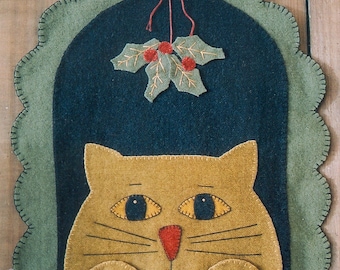 Primitive Wool Penny Rug e-Pattern Cat Sitting Under the Mistletoe Waiting for a Kiss