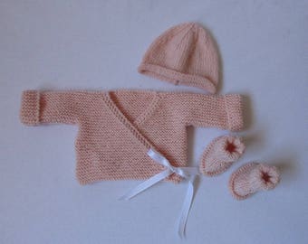 Brassière prématurée croisée rose en cachemire et mérinos et  bonnet 32/34 semaines