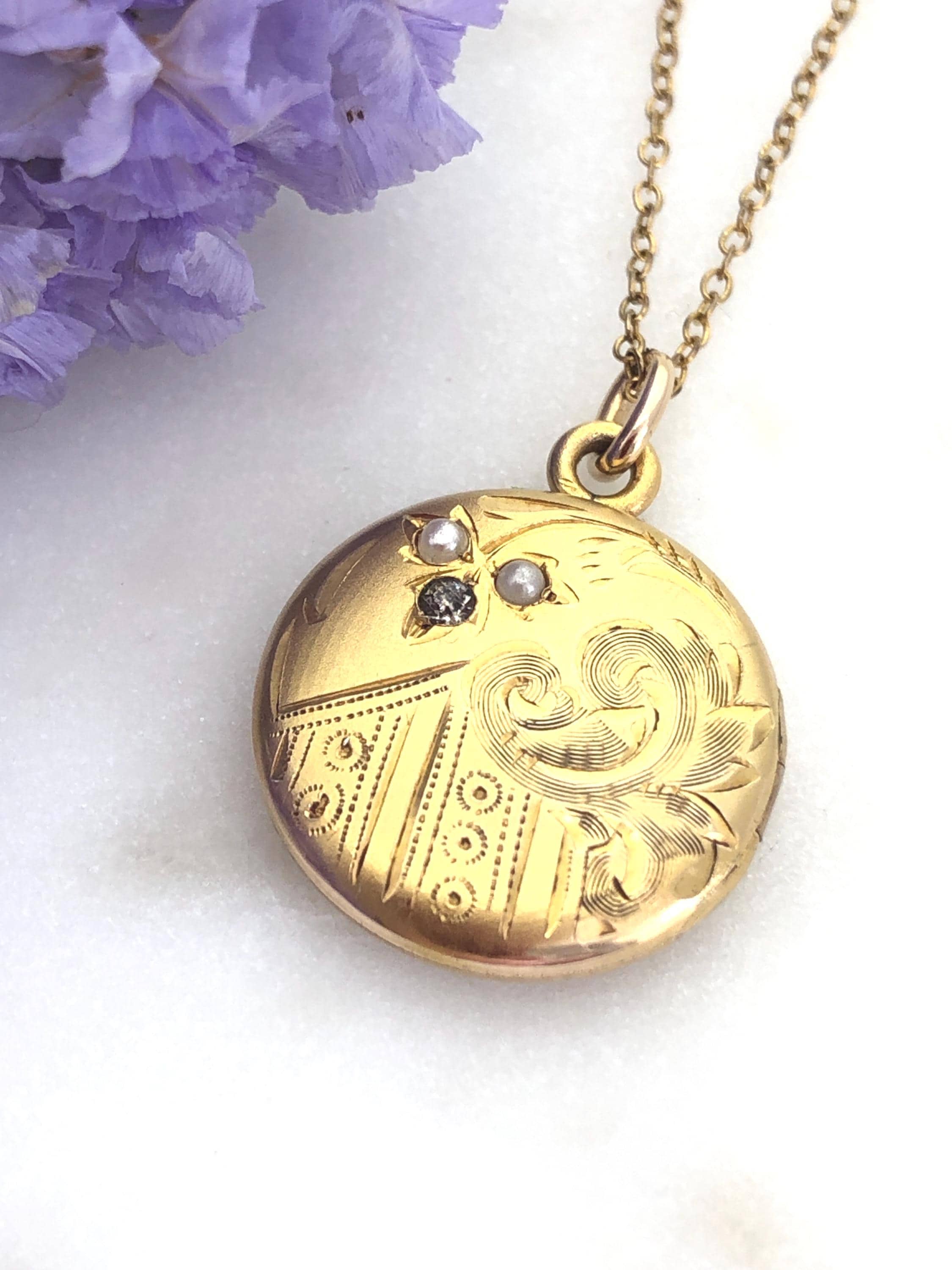 Balenciaga Bijoux pendentif médaillon métal doré et laqué marron Balenciaga Bijoux pendentif médaillon métal doré et laqué marron