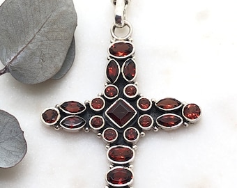 Grand collier vintage avec pendentif croix et grenat en argent sterling
