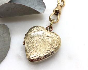 Collier à pendentif médaillon coeur de l'époque victorienne antique en laiton