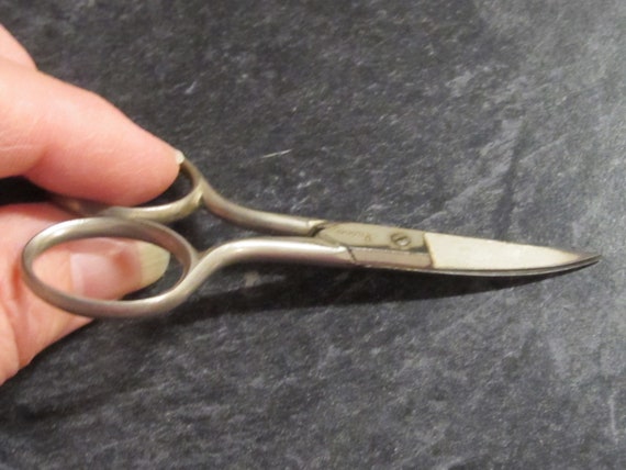 3-1/2 Curved Blade Embroidery Scissors For Detailed Trimming