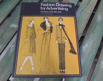 Puede incluir: Un libro titulado "Fashion Drawing for Advertising" de Patrick John Ireland. La portada presenta tres ilustraciones de mujeres con diferentes atuendos. El libro es un libro de Halted Press.
