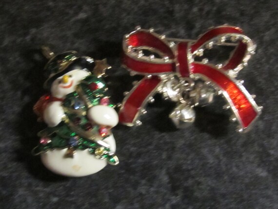 2 Vintage Winter Holiday Christmas Brooches - Red… - image 6