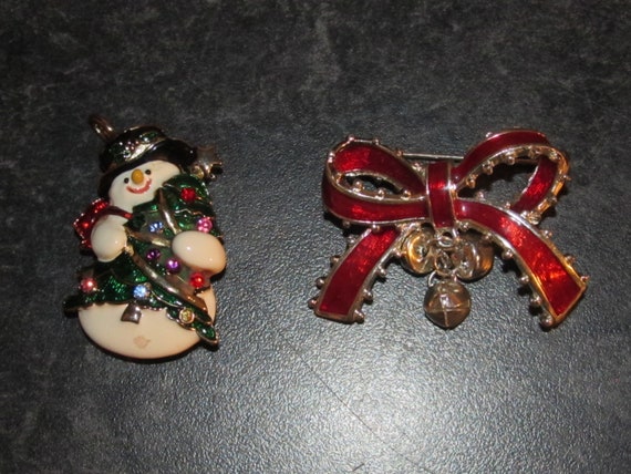 2 Vintage Winter Holiday Christmas Brooches - Red… - image 7