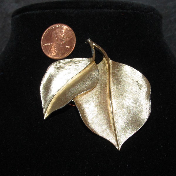 Vintage Crown Trifari Etched Goldtone Leaf Leaves Brooch Double Leaf Brooch Brushed Gold 2" Wide
