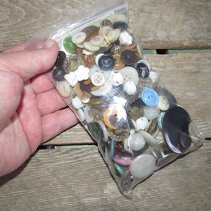 Over 1/2 lb Bag of Vintage Sewing Clothing Buttons Assortment Lot Crafts Sewing Quilting