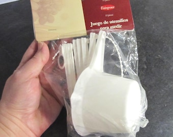 Vintage NOS Fairgrove 11 Piece Measuring Set ~ Measuring Cups & Measuring Spoons ~ White Plastic ~ Bradshaw International