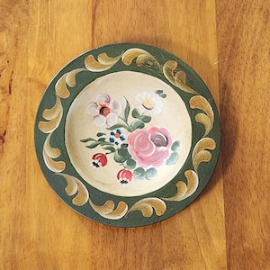 Vintage Scandinavian Green Hand Painted Rosemaling Pink Rose White Daisy Flower Floral Bouquet Hanging Folk Art Decorative Wood Wooden Plate