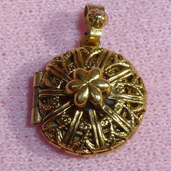 Vintage Gold Tone Metal Open Work Flower Floral Two Picture Round Circle Locket Charm Pendant