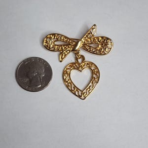Vintage Filigree Bow Heart Charm Brooch  Gold Tone Metal Open Work Scroll Medal Style Bar Brooch Fashion Costume Jewelry Lapel Brooch Pin A9