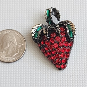 Vintage PELL Red Green Rhinestone Silver Tone Metal Strawberry Fruit Fashion Costume Jewelry Lapel Brooch Pin A6