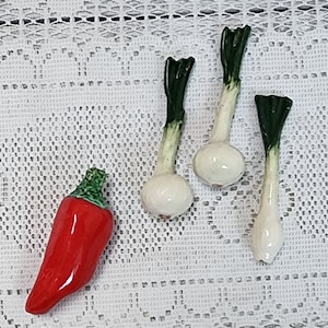 4 Vintage Small Miniature Mini Ceramic Faux Vegetables Veggies Green White Knob Onions Shallots Red Chili Hot Pepper Figurines