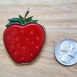 Vintage Red Green Acrylic Hard Plastic Gold Tone Metal Strawberry Fruit Fashion Costume Jewelry Lapel Brooch Pin A11