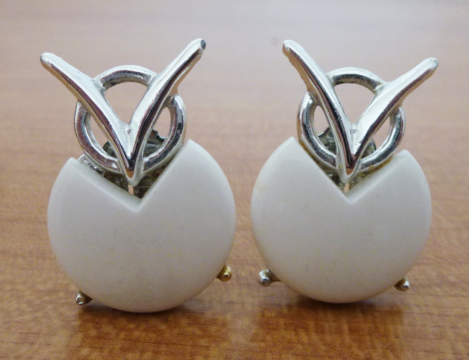 Vintage Silver Tone White Hard Plastic Bead Owl Baby Bird Chick Clip On Stud Earrings Jewelry