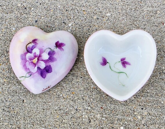 Vintage Porcelain Heart Trinket Box Hand Painted Purple Flower Floral Signed Lois View 5