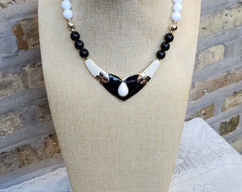 Vintage Black White Gold Round Plastic Bead Beaded Enameled Metal Hinged Chevron Single Strand Fashion Jewelry Necklace