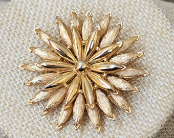 Vintage Solid Brushed Gold Tone Metal Stacked Starburst Mum Flower Floral Lapel Brooch Fashion Jewelry Pendant Pin