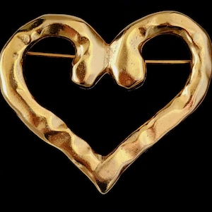 Vintage Large Statement Hammered Gold Tone Metal Love Heart Outline Fashion Jewelry Lapel Brooch Pin A13