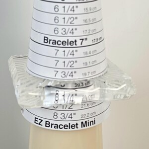 Pulsera rígida vintage de Lucite con líneas geométricas grabadas en acrílico transparente. imagen 5
