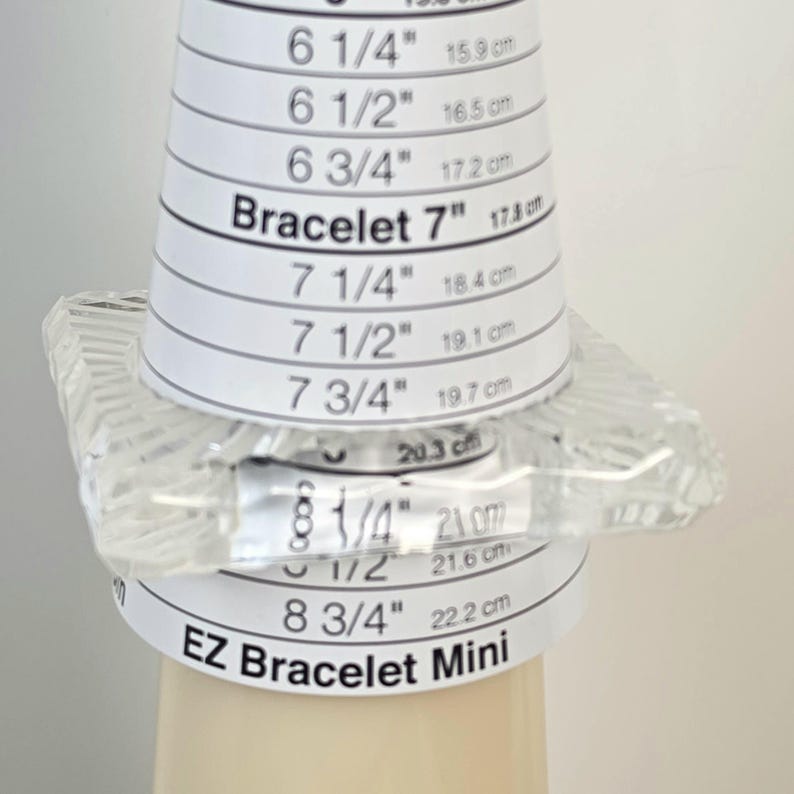 Pulsera rígida vintage de Lucite con líneas geométricas grabadas en acrílico transparente. imagen 5