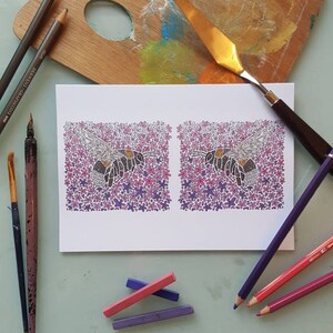 Zangão e flores, cartão de saudações em branco de belas artes. Abelha voando abelhas, violeta lilás roxo rosa. aniversário. Doces Medusa brasil