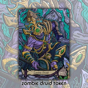 Może przedstawiać: Karta fantasy z fioletowym Zombie Druidem ze złotymi i zielonymi akcentami. Karta zawiera tekst "Zombie Druid" i "2/2". Tło to mieszanka odcieni turkusu, fioletu i szarości.
