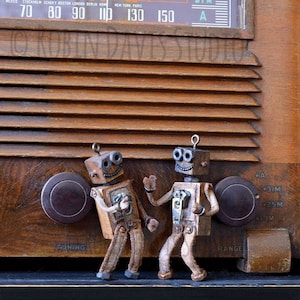 Cartão Love Bots, Tiny Dancers, cartões retrô caprichosos, rádio estilo vintage, cartão Cute Couples, Retro Robots dançando, Robin Davis Studio