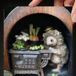 Cutest Hedgehog Home Card, verhaalkaarten van Robin Davis Studio, egel koken op haar vintage minifornuis, egel fotokaart, zinvol