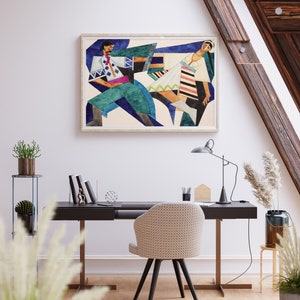 Puede incluir: Una pintura abstracta enmarcada de un hombre y una mujer con ropa colorida, colgada en una pared blanca sobre un escritorio negro con una silla. El escritorio tiene una l&aacute;mpara y una planta en maceta encima.