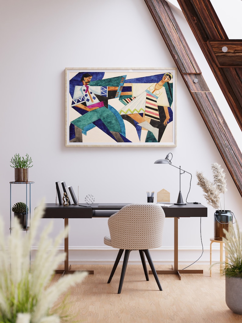 Puede incluir: Una pintura abstracta enmarcada de un hombre y una mujer con ropa colorida, colgada en una pared blanca sobre un escritorio negro con una silla. El escritorio tiene una l&aacute;mpara y una planta en maceta encima.