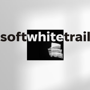 Puede incluir: Logotipo en blanco y negro con el texto "softwhitetrail" en letras blancas en negrita. Un dise&ntilde;o de pinceladas blancas se encuentra en el cuadrado negro.