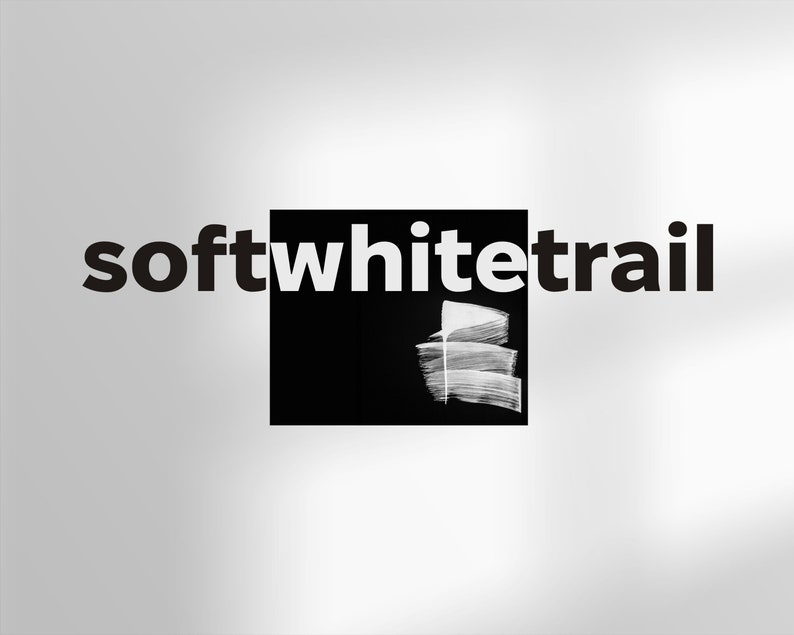 Puede incluir: Logotipo en blanco y negro con el texto "softwhitetrail" en letras blancas en negrita. Un dise&ntilde;o de pinceladas blancas se encuentra en el cuadrado negro.