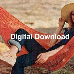 Può includere: Una donna con un cappello di paglia e jeans blu si rilassa in un'amaca rossa. L'amaca è realizzata in un materiale intrecciato e ha un bordo con frange.