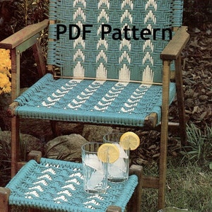 Op de afbeelding: Een teal en witte geweven stoel en bijpassende voetenbank met een houten frame. De stoel en voetenbank staan ​​buiten op een bed van bruine mulch. De tekst "PDF Pattern" is zichtbaar op de stoel.